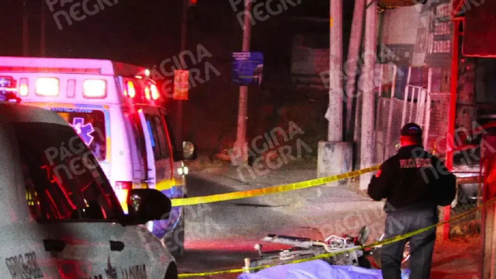 Motociclista murió al chocar contra poste de Telmex en Totimehuacan, Puebla