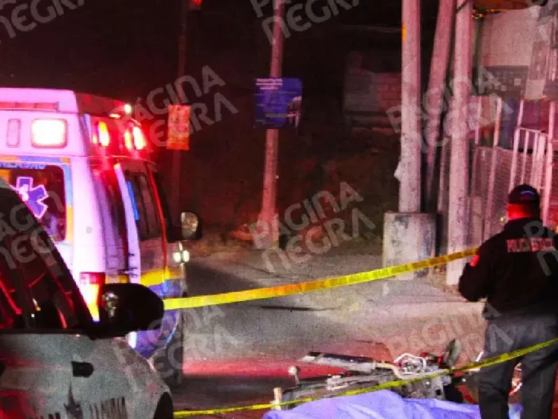 Motociclista murió al chocar contra poste de Telmex en Totimehuacan, Puebla