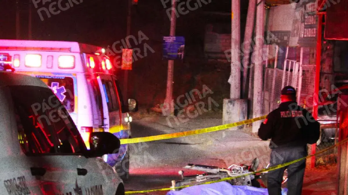 Motociclista murió al chocar contra poste de Telmex en Totimehuacan, Puebla