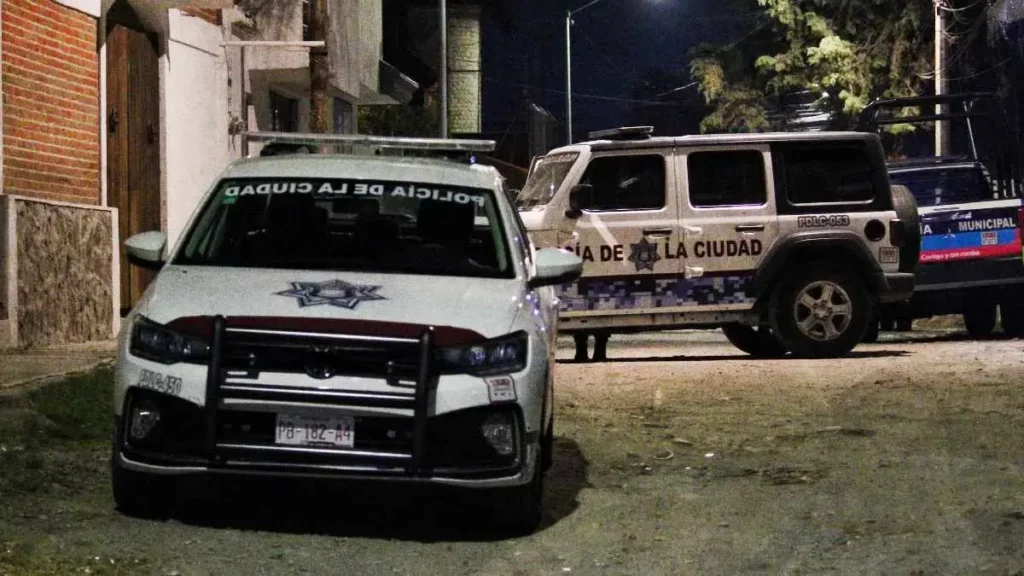 Policías municipales de Puebla amagan con paro tras asesinato de compañeros; exigen despido de subsecretario