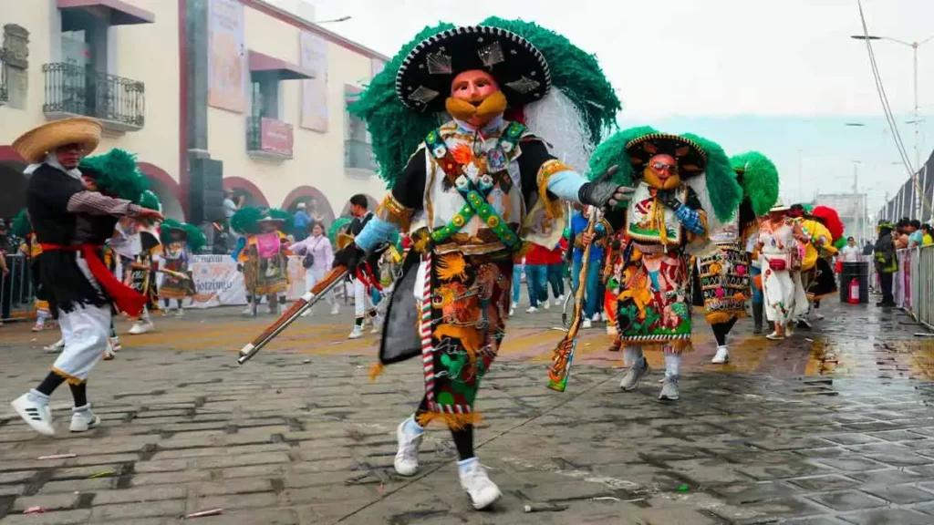 Arranca el Carnaval en Huejotzingo 2025; reúne a 15 mil danzantes el primer día