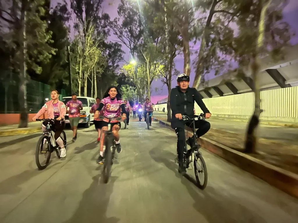 Alejandro Armenta en bici junto con participantes. 