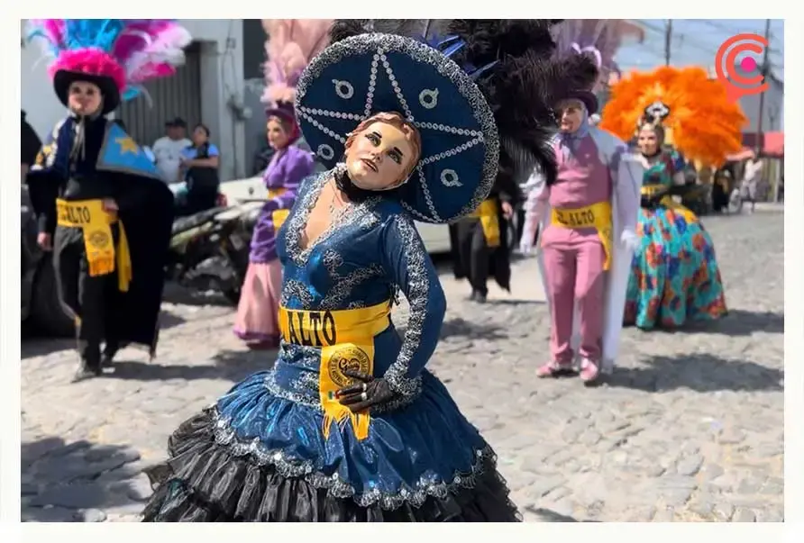 Traje de Huehue de "El Alto" en Puebla cuesta más de 25 mil pesos
