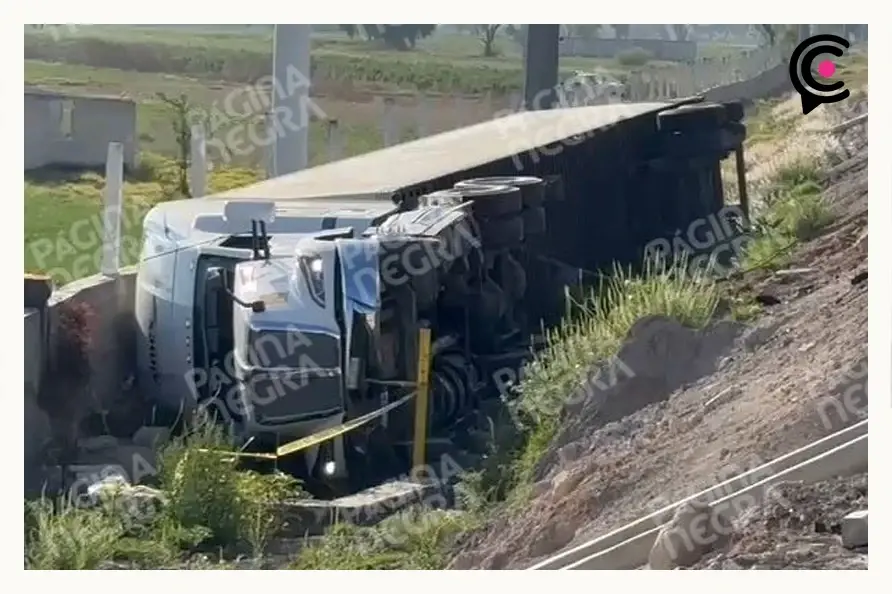 Transportista murió por infarto en San Martín Texmelucan, Puebla; su unidad volcó en una barranca