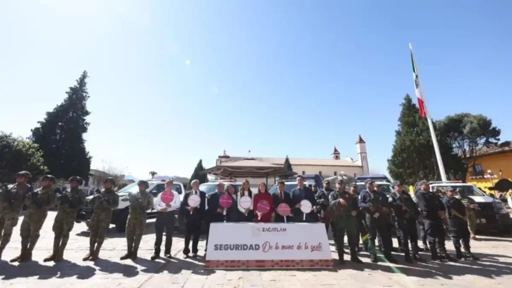 Bety Sánchez entrega patrullas para la Policía Municipal y uniformes a Servicios Públicos