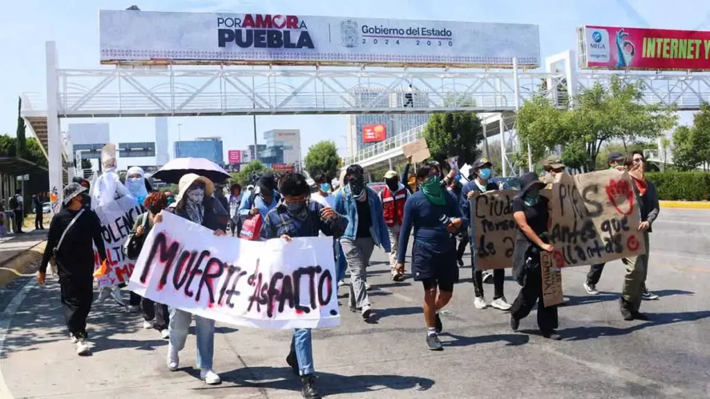 Estudiantes de la BUAP aceptan instalación de escaleras eléctricas en CCU; también habrá paso peatonal 