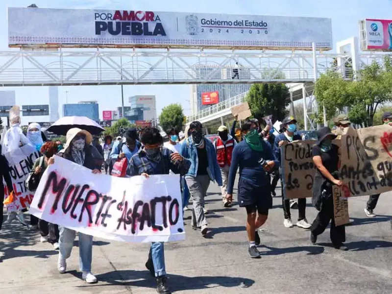 Estudiantes de la BUAP aceptan instalación de escaleras eléctricas en CCU; también habrá paso peatonal 