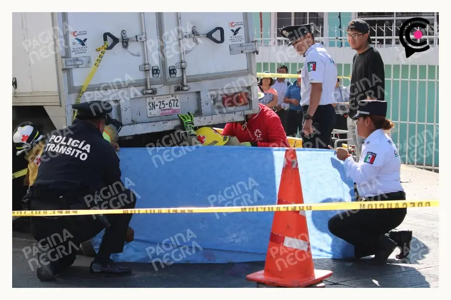 Motociclista murió al estrellarse contra una camioneta de carga sobre la carretera federal a Tehuacán