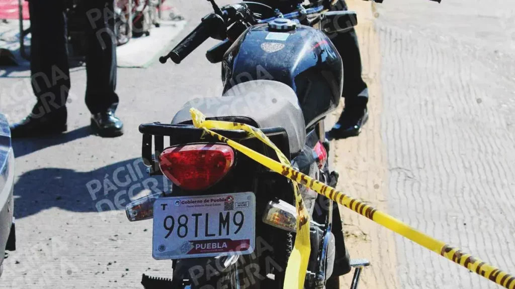 Motociclista murió al estrellarse contra una camioneta de carga sobre la carretera federal a Tehuacán