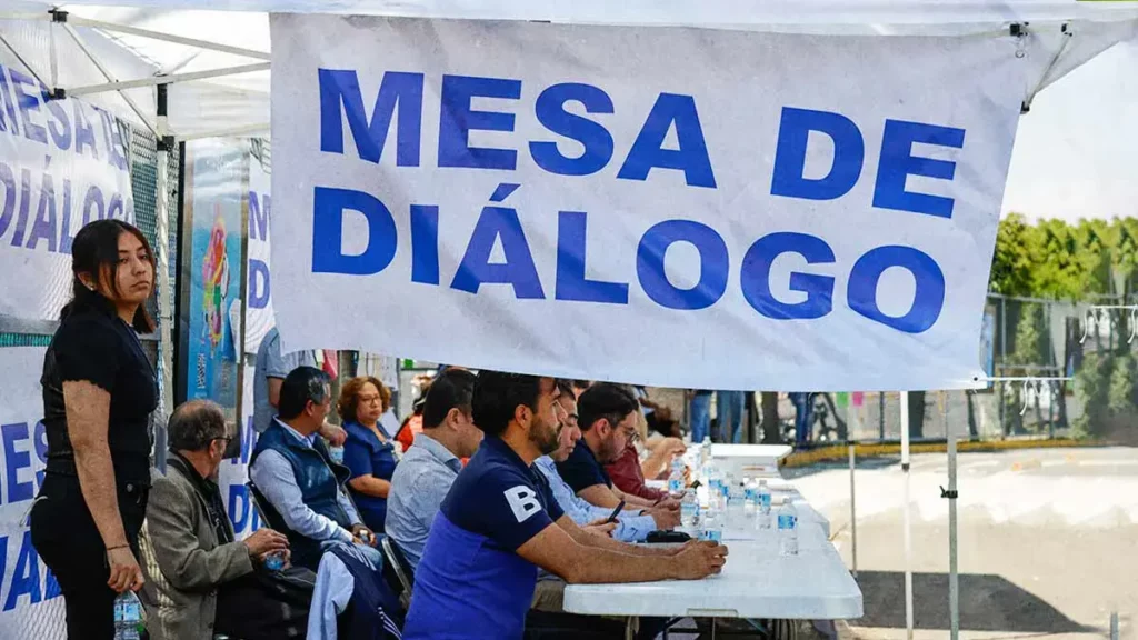 Estudiantes de BUAP en paro entregan pliego petitorio a la Comisión de Diálogo Institucional