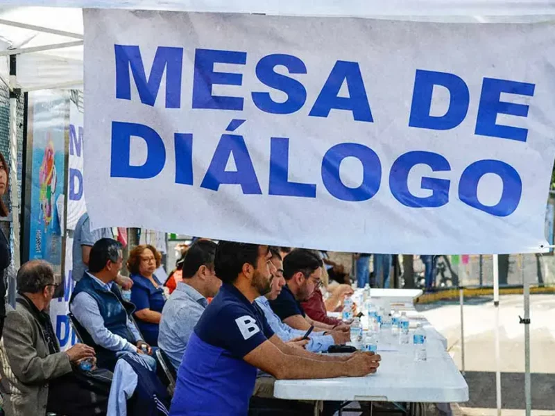 Estudiantes de BUAP en paro entregan pliego petitorio a la Comisión de Diálogo Institucional