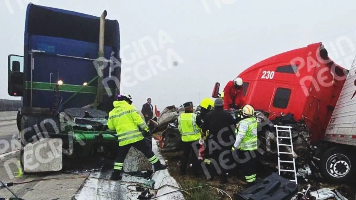 Neblina provocó que custodio muriera prensado entre dos trailers en la autopista Puebla-Orizaba