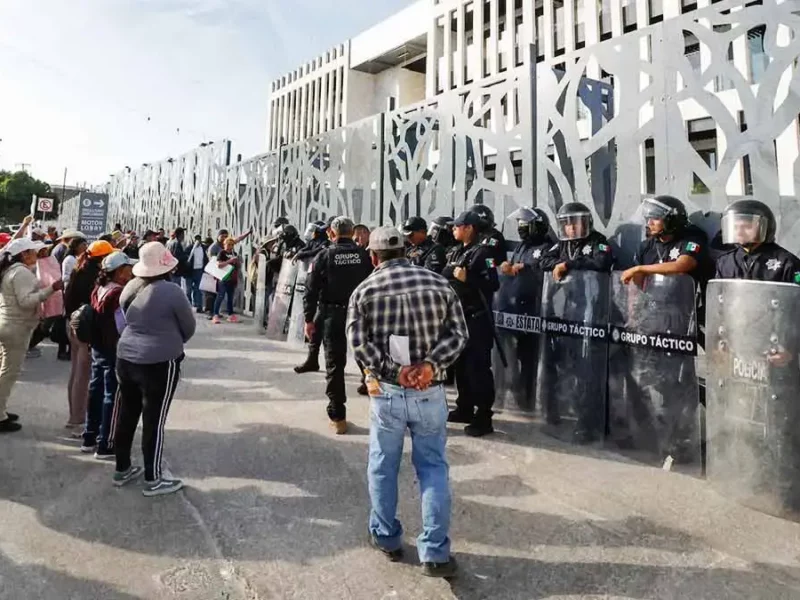 Manifestantes de Tlachichuca y Ciudad Serdán liberan sede del Congreso de Puebla 