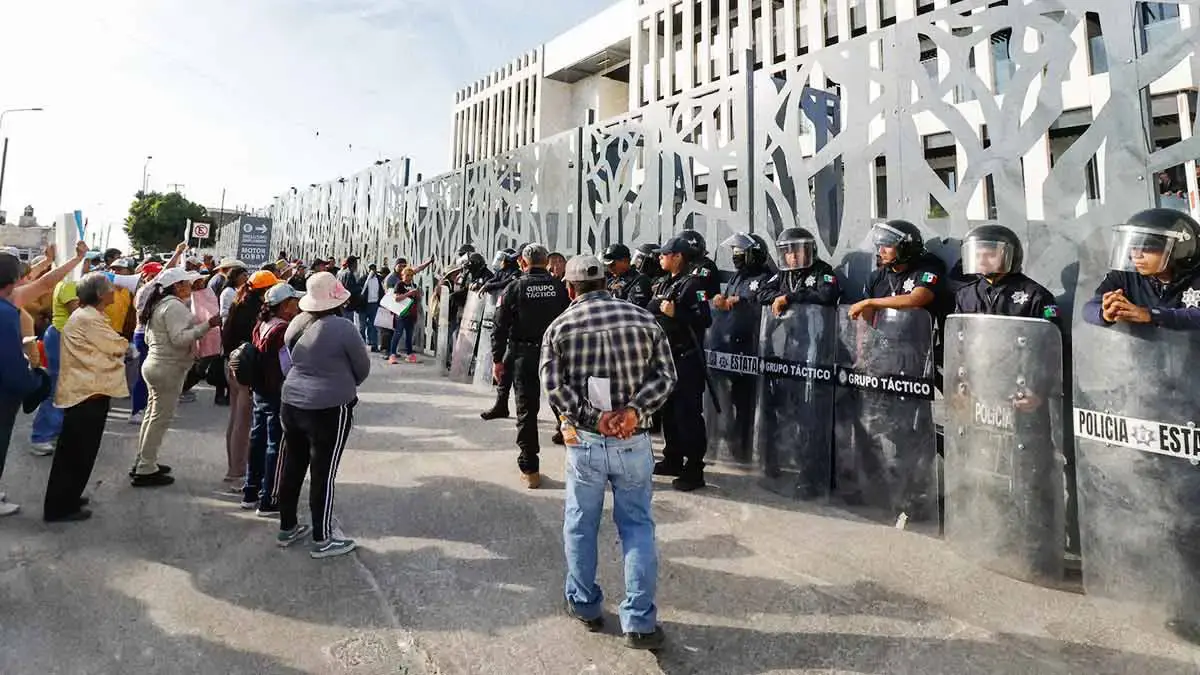 Manifestantes de Tlachichuca y Ciudad Serdán liberan sede del Congreso de Puebla 