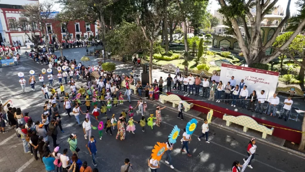 Atlixco da la bienvenida a la primavera con su colorido y tradicional desfile infantil