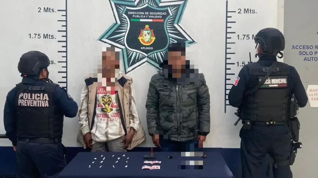 Ciudadanía y policías de Atlixco detienen a jóvenes que distribuían sustancias ilícitas