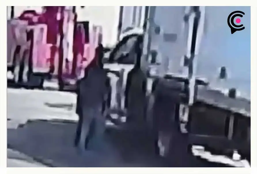 Graban a policías de Puebla presuntamente participando en robo de carga