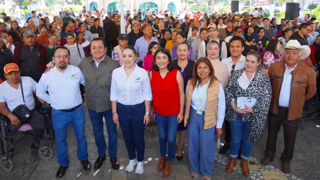 Juan Manuel Alonso en coordinación con la diputada Vianey García, iniciaron la entrega de tarjetas "Finabien" a emprendedoras texmeluquenses