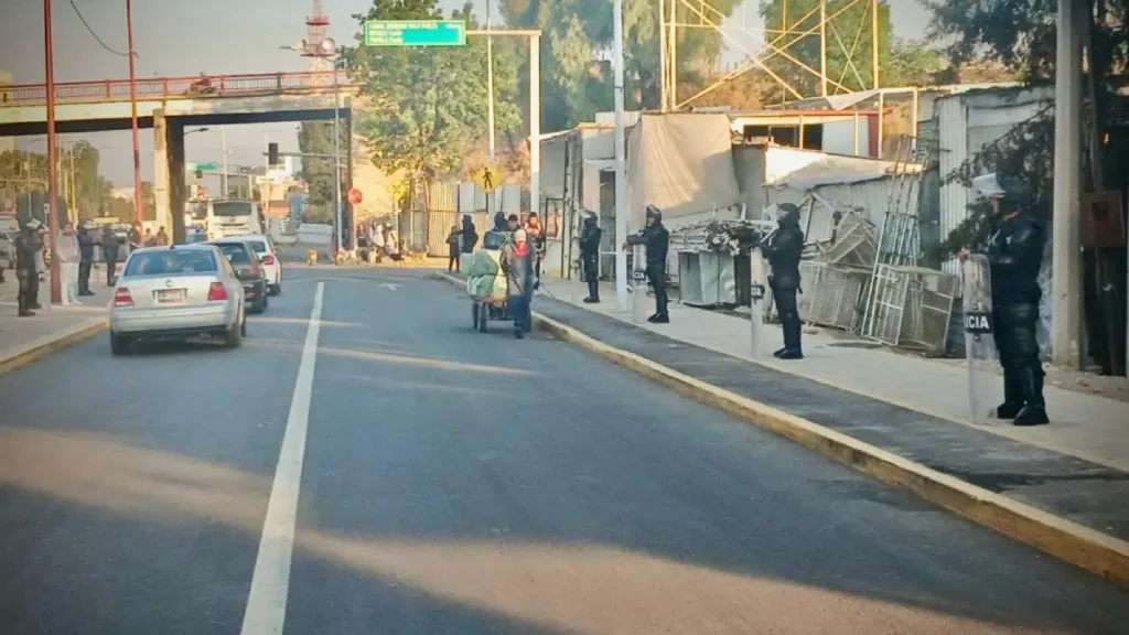 El gobierno municipal realiza operativo para liberar par vial