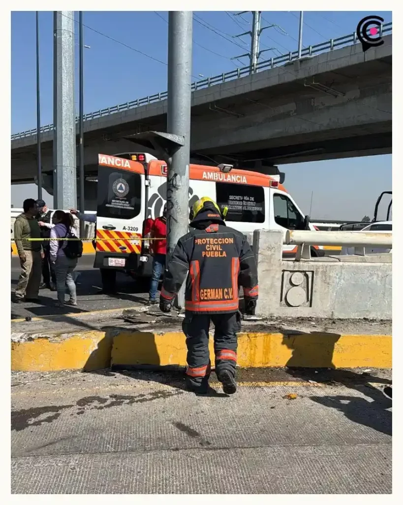 Ruta M21 chocó contra camellón y poste en Aparicio; ocho pasajeros resultaron lesionados