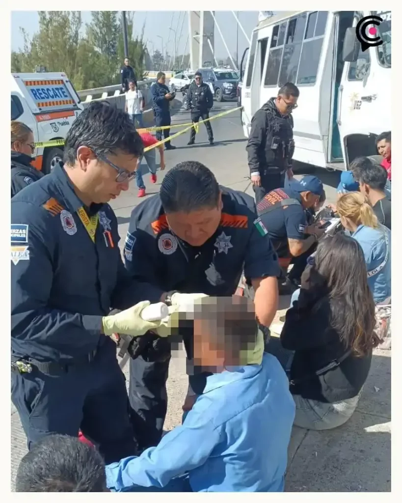 Ruta M21 chocó contra camellón y poste en Aparicio; ocho pasajeros resultaron lesionados