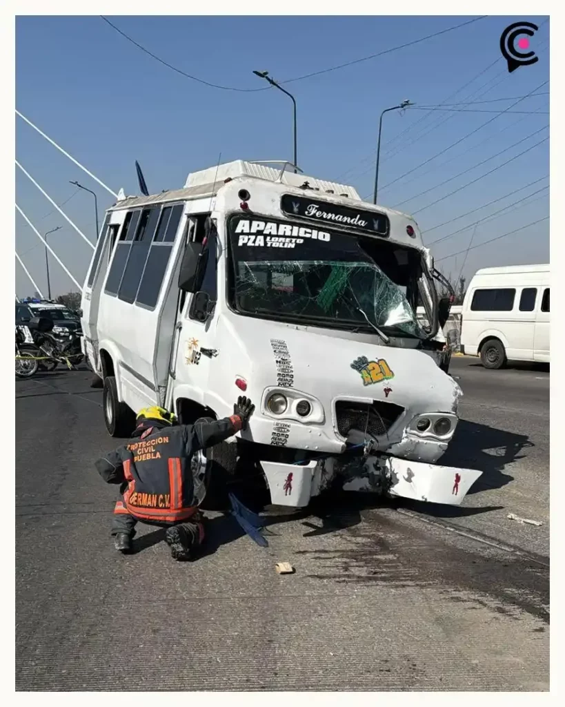 Ruta M21 chocó contra camellón y poste en Aparicio; ocho pasajeros resultaron lesionados