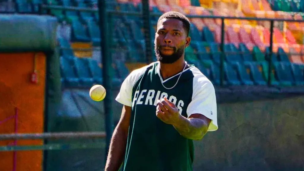 Presentan a Julio Pablo Martínez cómo nuevo pelotero de los Pericos de Puebla