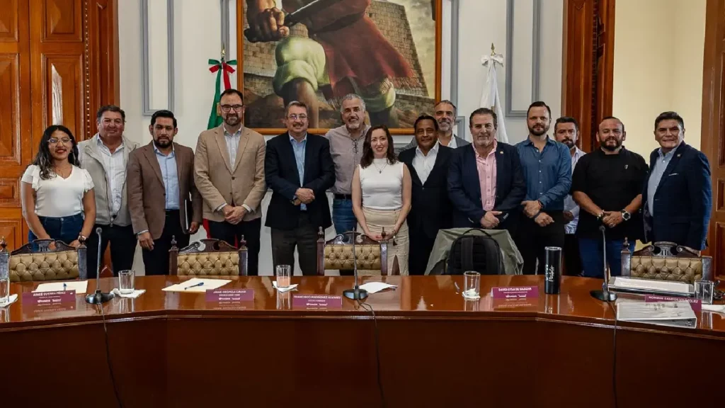 Dialoga secretario de Economía con empresarios turísticos por Estacionamiento Rotativo