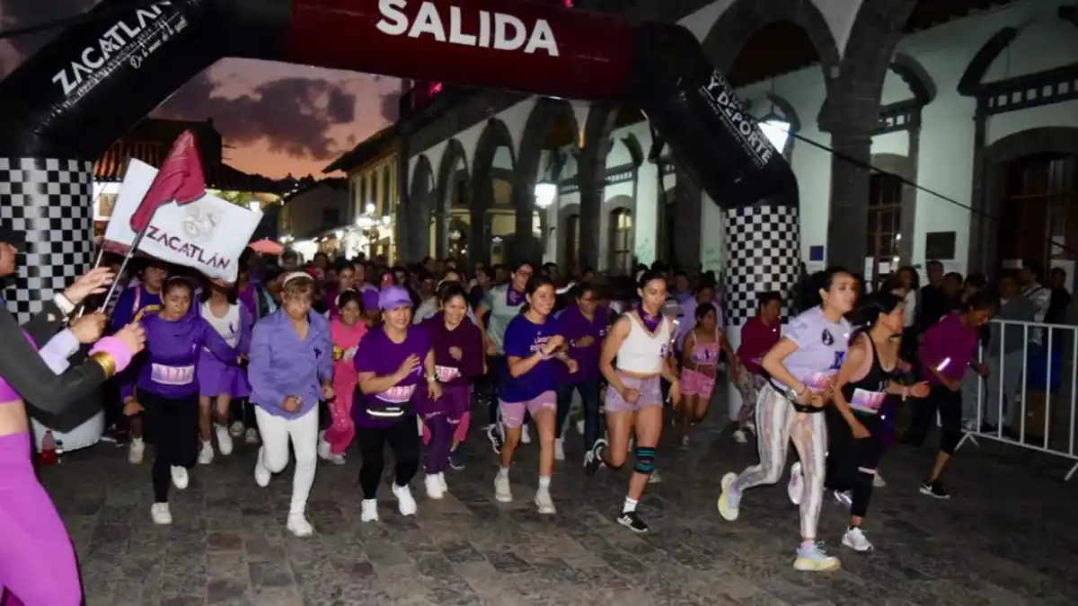Mujeres de Zacatlán participan en Carrera de la Mujer; piden igualdad y respeto a sus derechos
