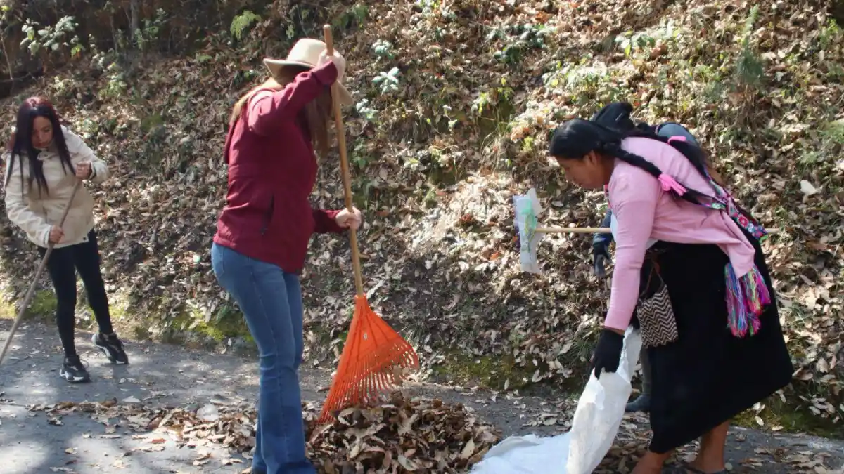 Comunidades de Zacatlán participan en faena comunitaria