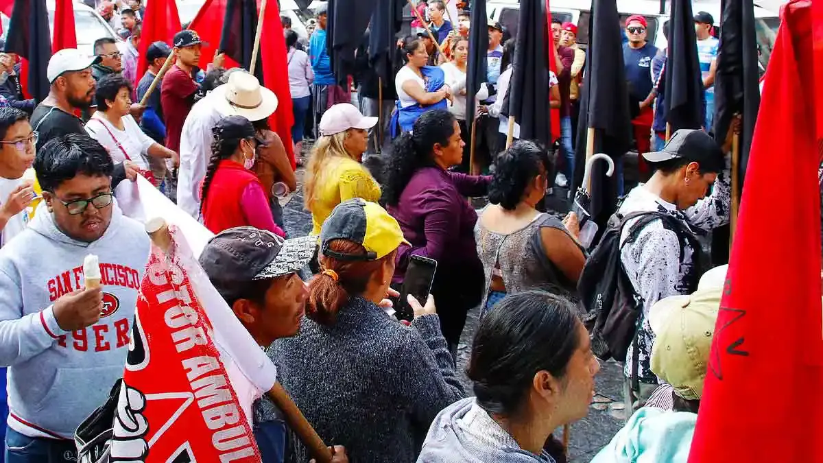 Integrantes de UPVA 28 de Octubre realizan manifestación en Vía Atlixcáyotl contra operativos de SMT
