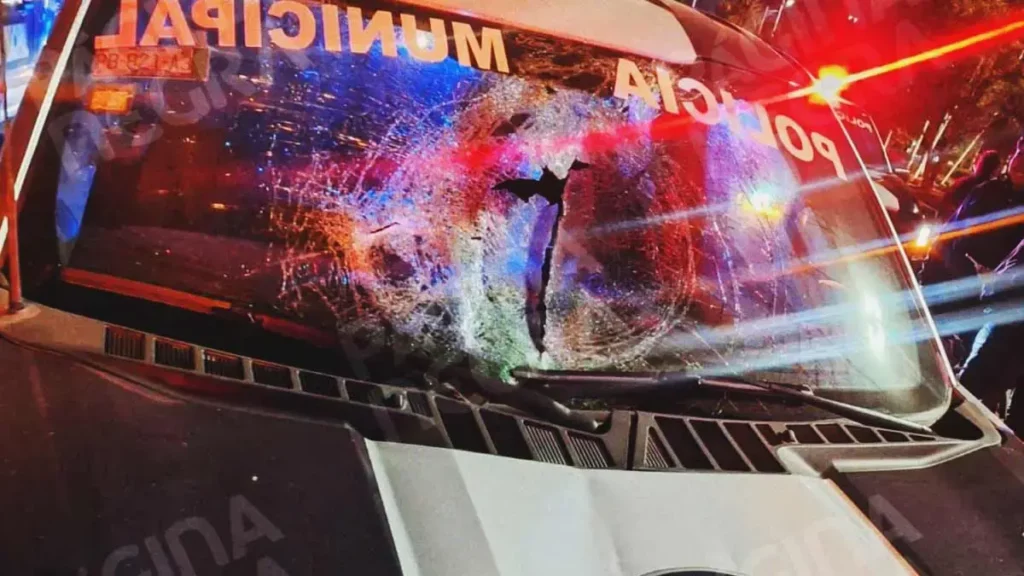 Tras persecución, policías de San Andrés Cholula chocan contra parada de autobús en Vía Atlixcáyotl