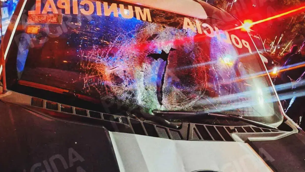 Tras persecución, policías de San Andrés Cholula chocan contra parada de autobús en Vía Atlixcáyotl