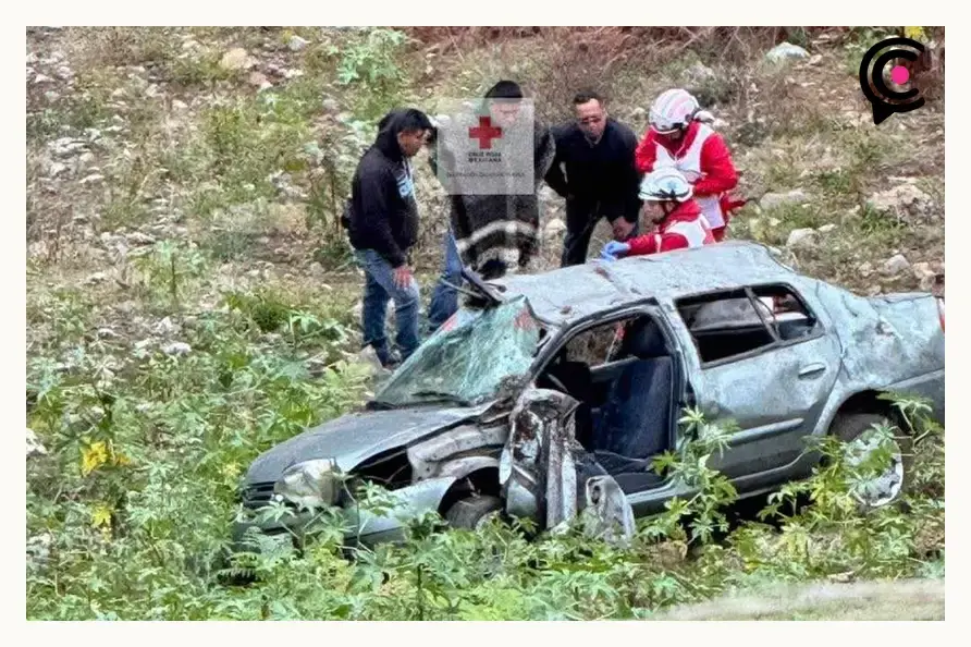 Volcadura de auto dejó un muerto y cuatro heridos en Zacatlán, Puebla; viajaba una familia