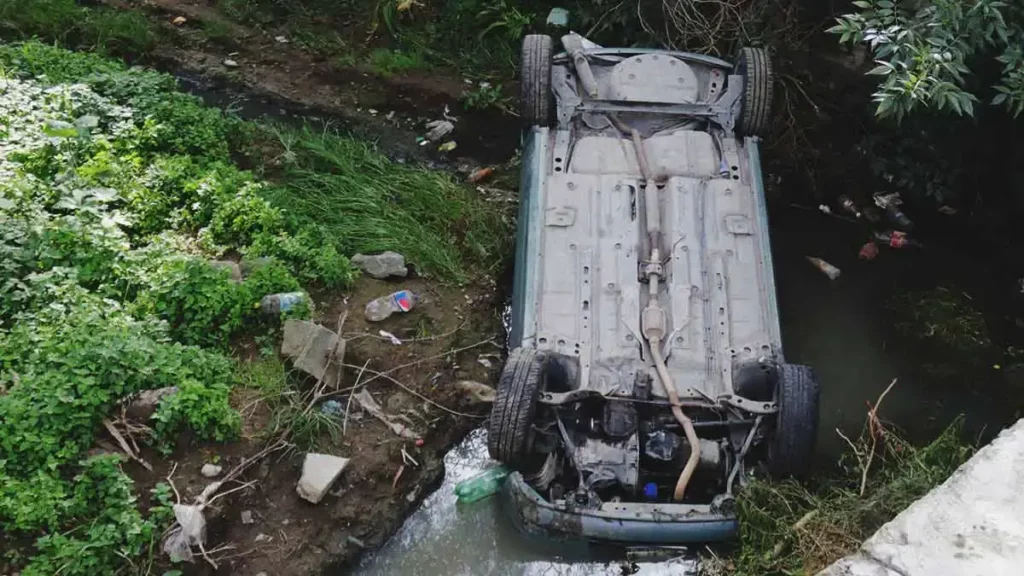 Volcadura de auto dejó un muerto y cuatro heridos en Zacatlán, Puebla; viajaba una familia