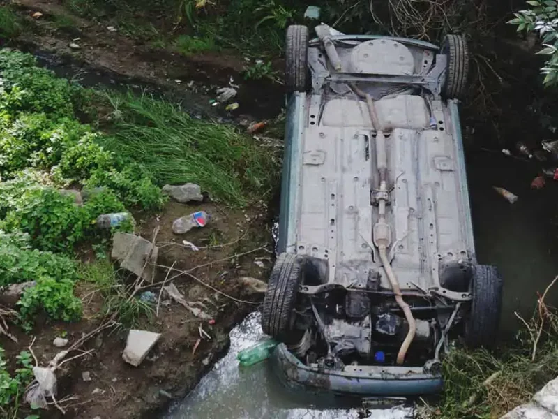 Volcadura de auto dejó un muerto y cuatro heridos en Zacatlán, Puebla; viajaba una familia