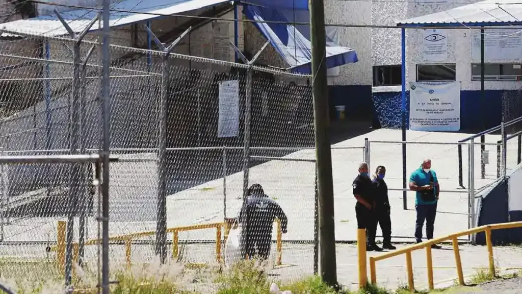 Tras dos días, sacan de tanque a reo muerto en penal de San Miguel, Puebla 