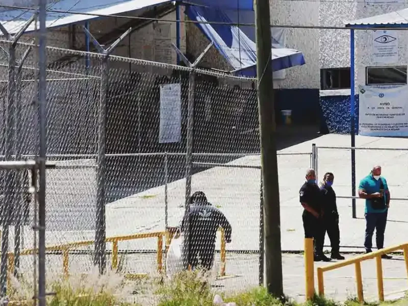 Tras dos días, sacan de tanque a reo muerto en penal de San Miguel, Puebla 