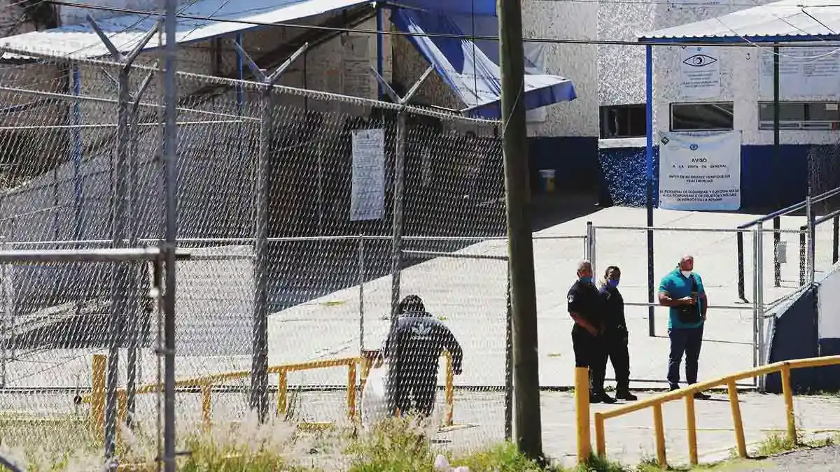Tras dos días, sacan de tanque a reo muerto en penal de San Miguel, Puebla 