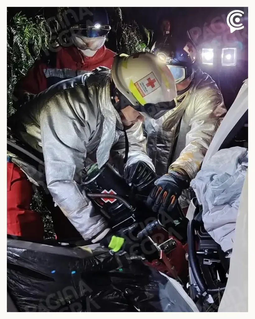 Trabajadores de funeraria murieron tras chocar carrosa contra un árbol en Caltepec, Puebla