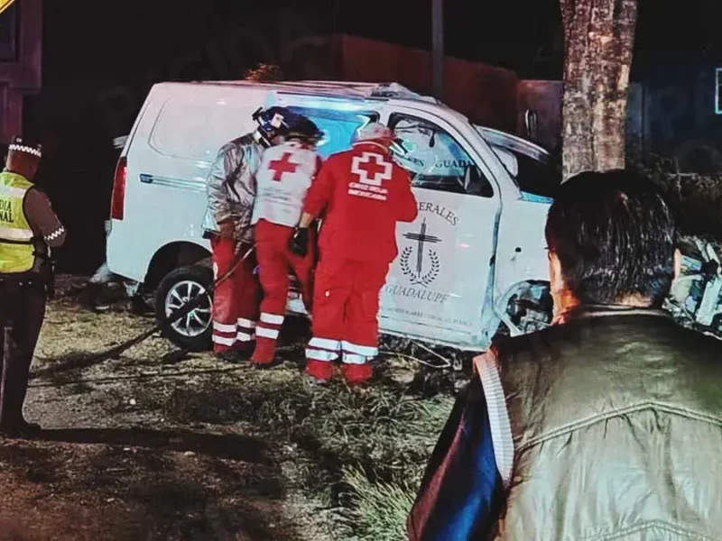Trabajadores de funeraria murieron tras chocar carrosa contra un árbol en Caltepec, Puebla