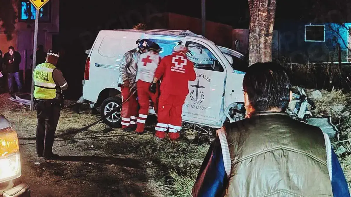 Trabajadores de funeraria murieron tras chocar carrosa contra un árbol en Caltepec, Puebla