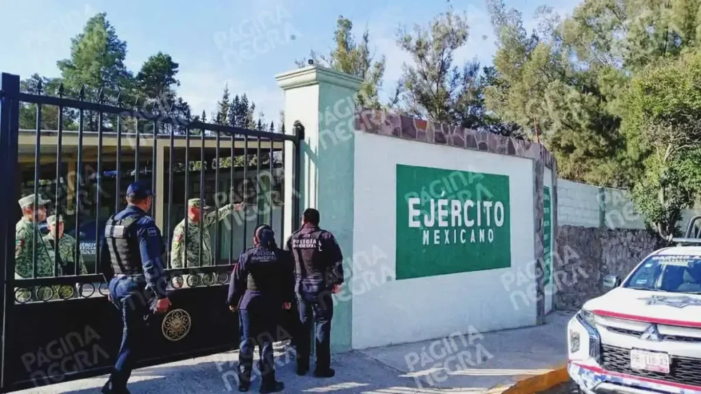Dejan manta con mensaje de amenaza afuera de la 25 Zona Militar de Puebla