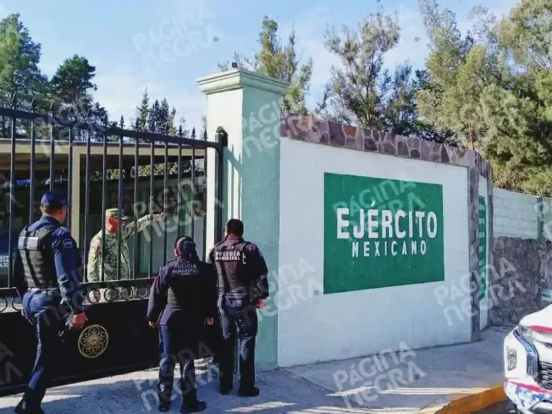 Dejan manta con mensaje de amenaza afuera de la 25 Zona Militar de Puebla