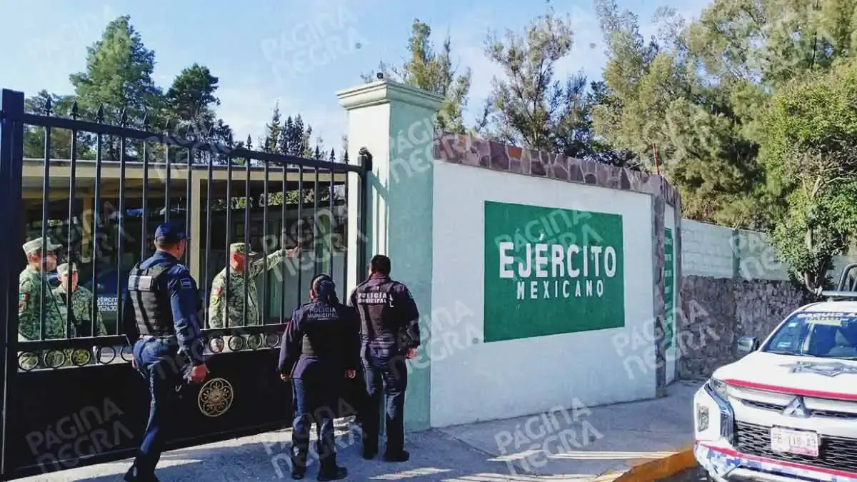Dejan manta con mensaje de amenaza afuera de la 25 Zona Militar de Puebla