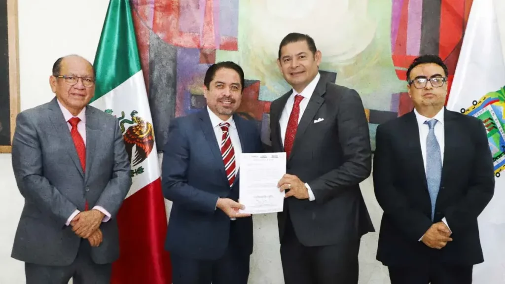 Alejandro Armenta nombra a Juan Carlos Valdez Zayas como director del DIF Puebla