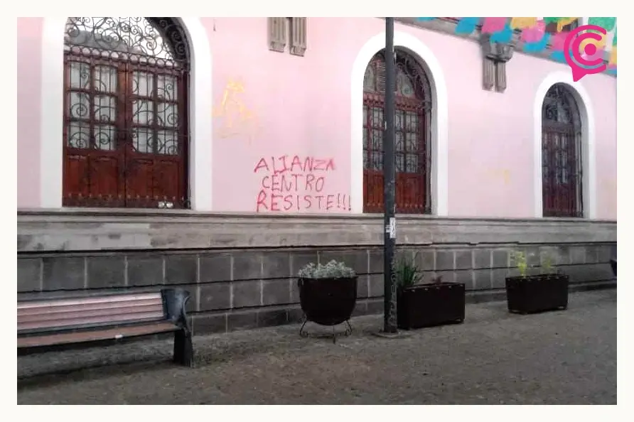 Estudiantes de BUAP vandalizan edificio Carolino y Hotel Colonial en Puebla; convocan a marcha 