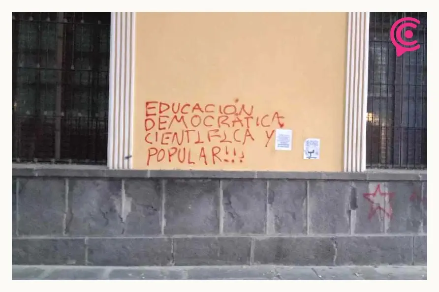 Estudiantes de BUAP vandalizan edificio Carolino y Hotel Colonial en Puebla; convocan a marcha 
