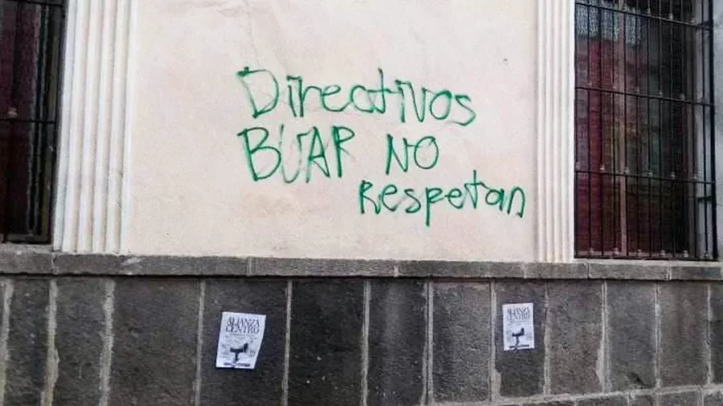 Estudiantes de BUAP vandalizan edificio Carolino y Hotel Colonial en Puebla; convocan a marcha 
