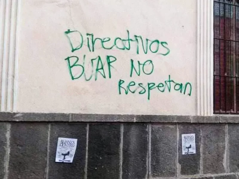 Estudiantes de BUAP vandalizan edificio Carolino y Hotel Colonial en Puebla; convocan a marcha 